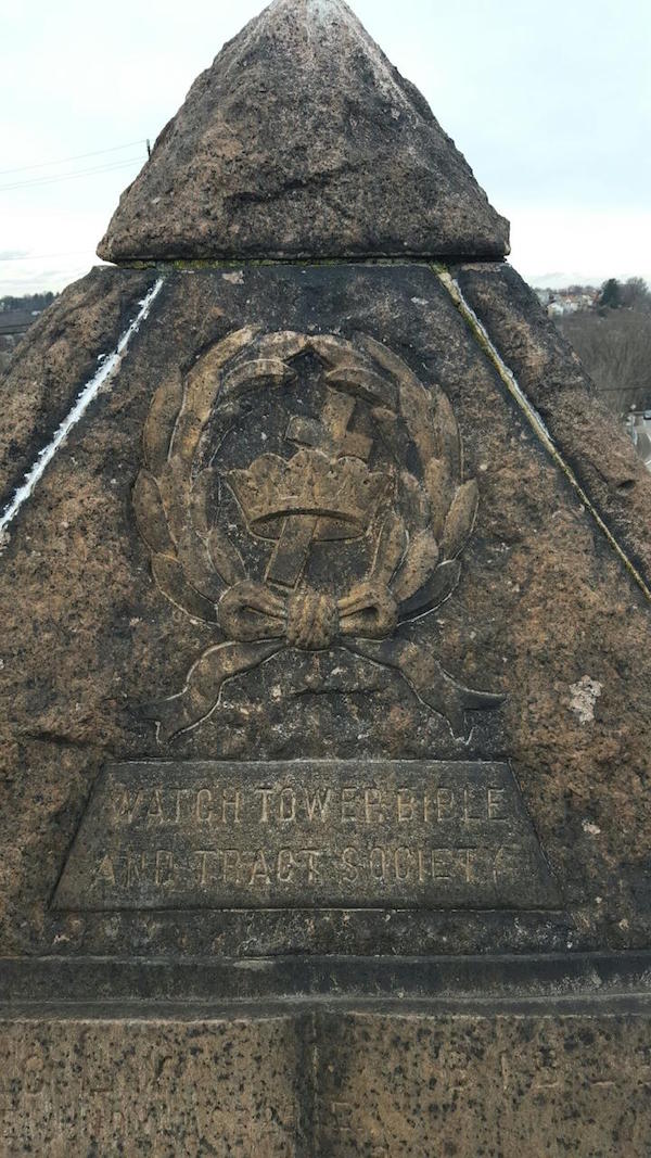 Monumento pirámide de Russell